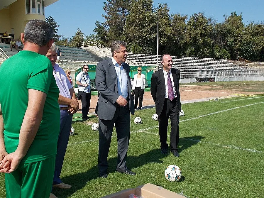 Първанов подари нови екипи на ФК "Добруджа"