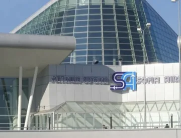 Бременна с контракции в самолета, приземиха го в София