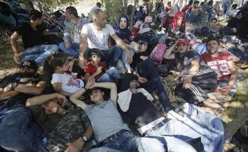 Разузнавачи разпитват бежанци на границата