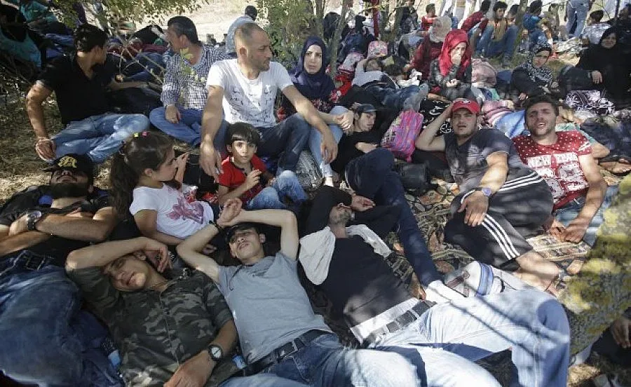 Разузнавачи разпитват бежанци на границата