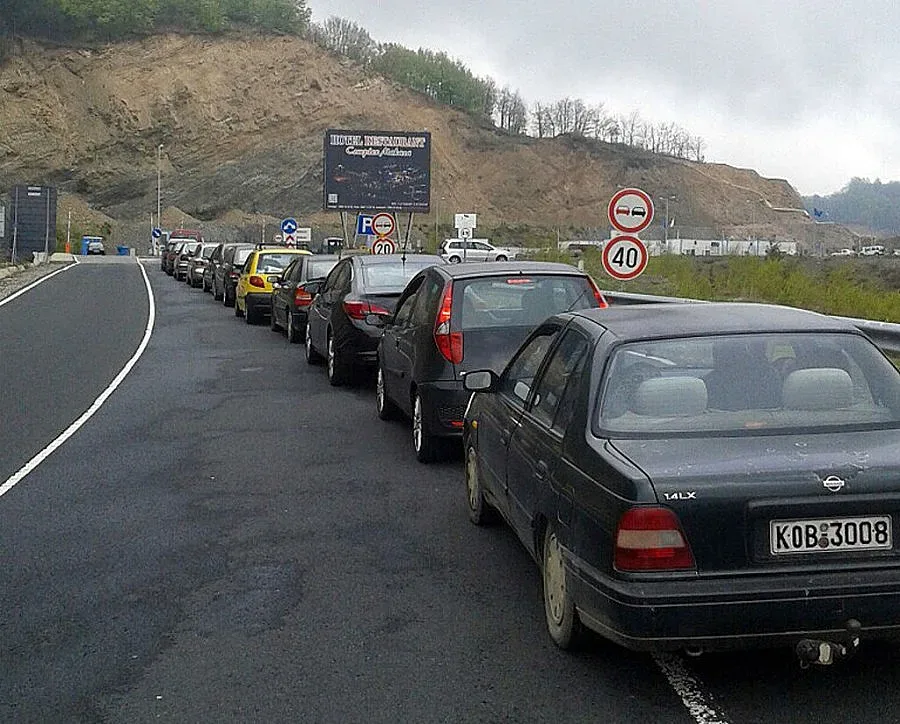 Втори ден опашки на "Маказа"