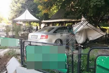 Кола се заби в пловдивско заведение 