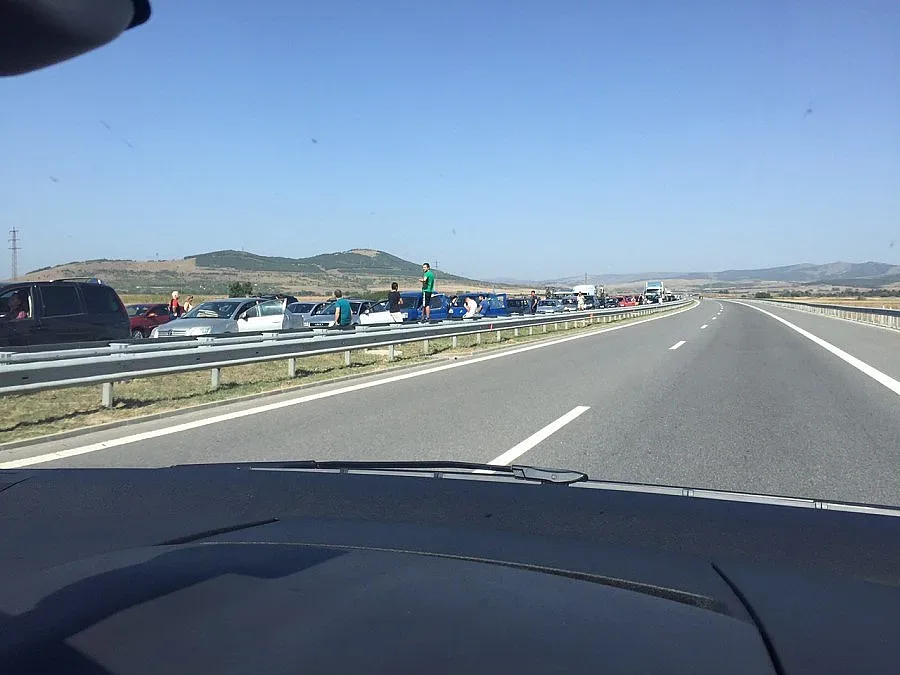 Припаднали заради горещия ад край Дупница, раздават им вода