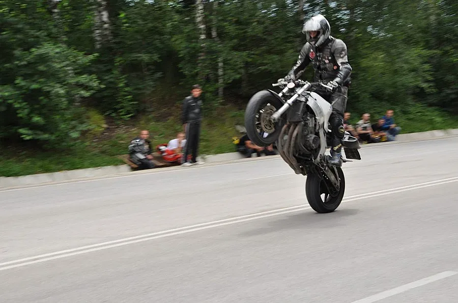 Чужденци се дивят на шоу с високи скорости