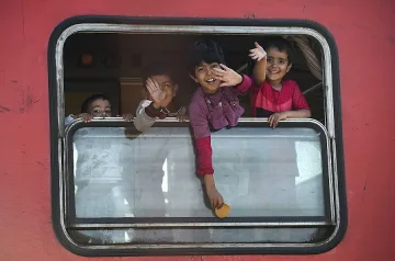 Задържаха влак с мигранти в Унгария