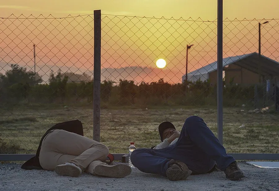 Хиляди бежанци нощуваха под открито небе в Одрин (ВИДЕО)