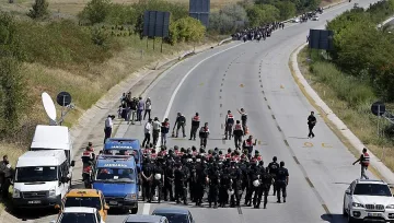 Голяма група мигранти се е насочила към турско-българската граница