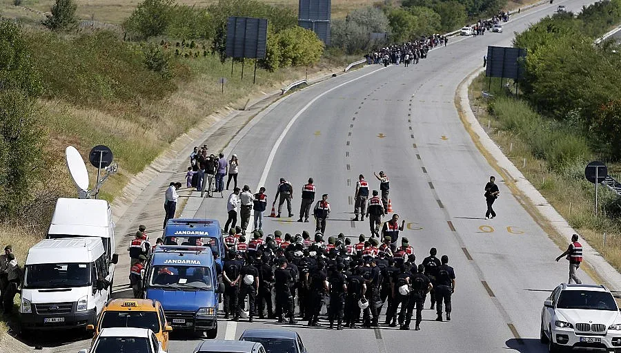Голяма група мигранти се е насочила към турско-българската граница