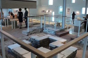 Храм на император сред новите перли