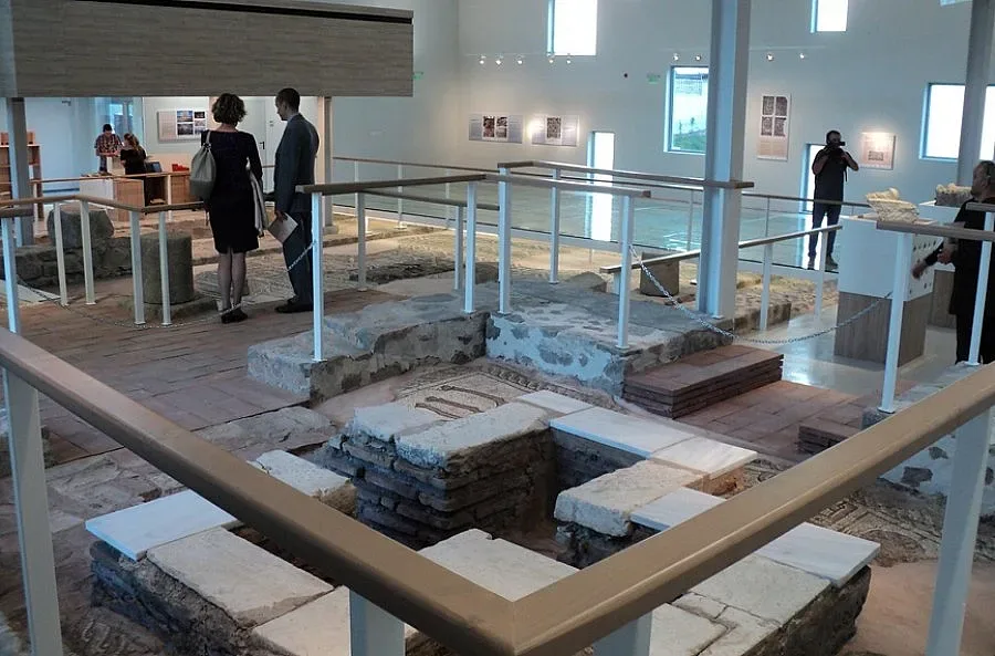 Храм на император сред новите перли