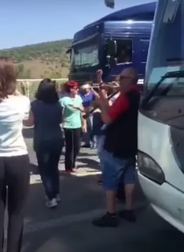 ВИДЕО: Опашка на Калотина заради бежанците, хората си танцуват 