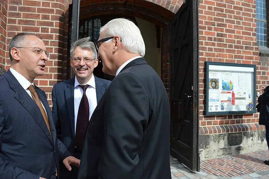 Станишев, Габриел и Кисинджър гости на церемония в памет на Егон Бар