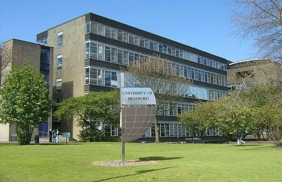 Два кредита за следване в Англия