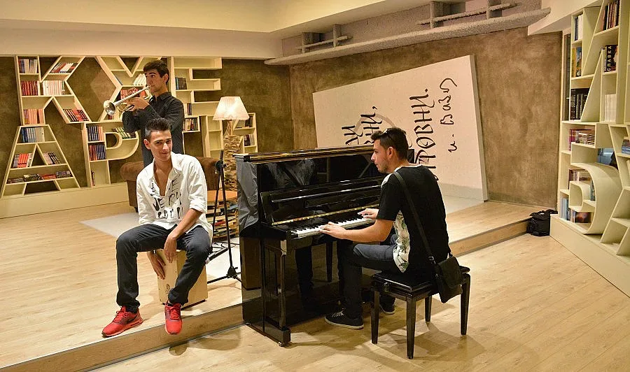 Джаз и вино за "Перото"