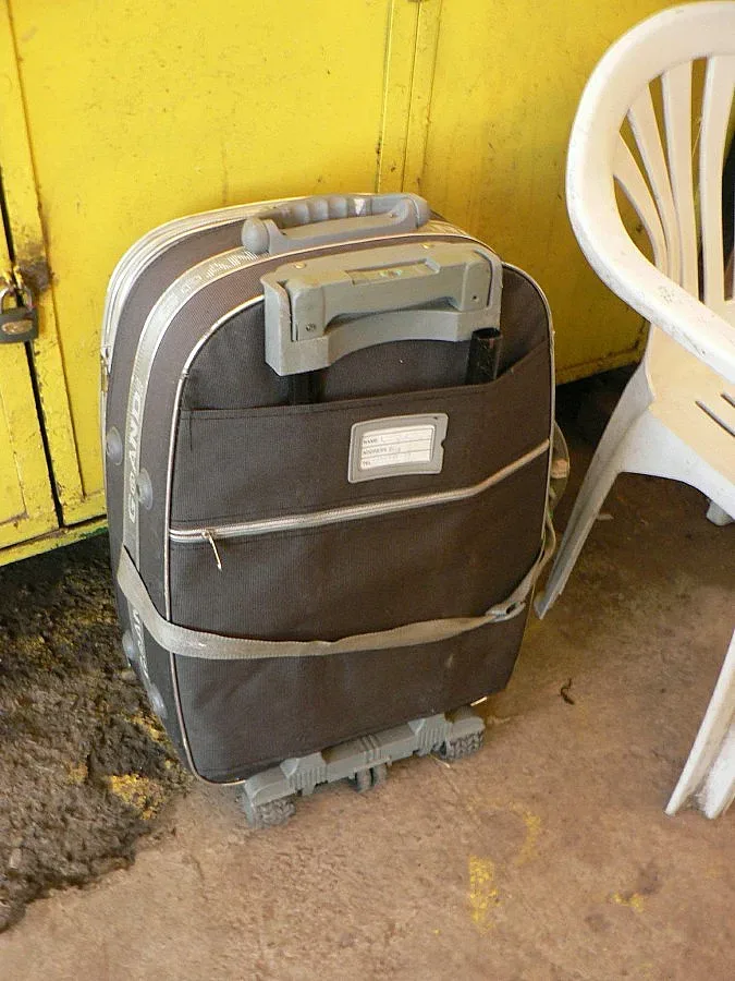 Куфар с празни бутилки и буркани вдигна полицията на крак