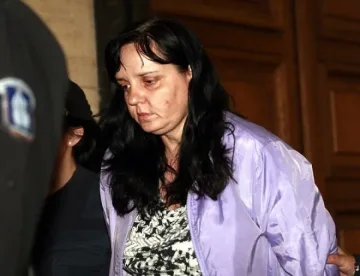 Адвокатът на акушерката, пребила бебе, иска отвод