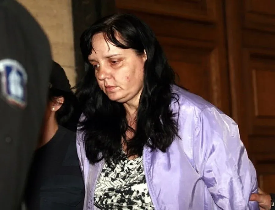 Адвокатът на акушерката, пребила бебе, иска отвод