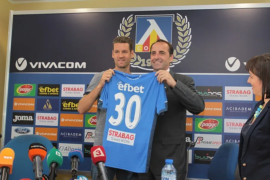 "Левски" чака още спонсори