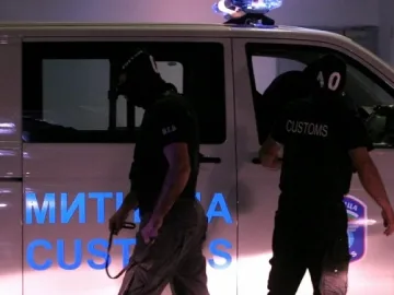 Митничари пазят бандити с оръжие и бронежилетки