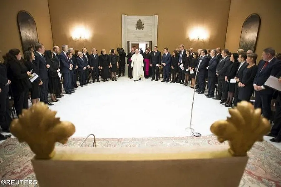 Василева подари на папата Червената книга на България