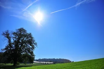 Топлото време продължава
