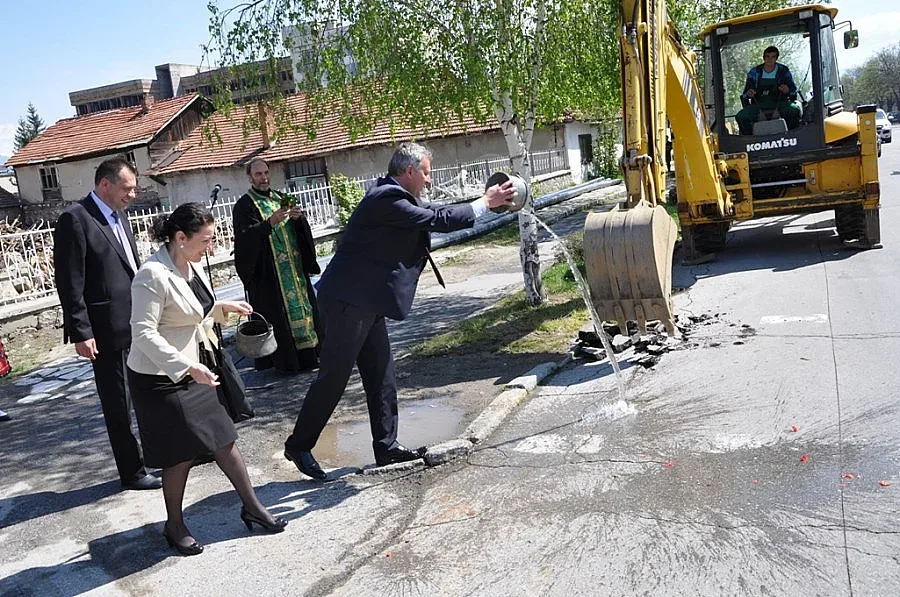Министър открива 8 км ремонтирани пътища