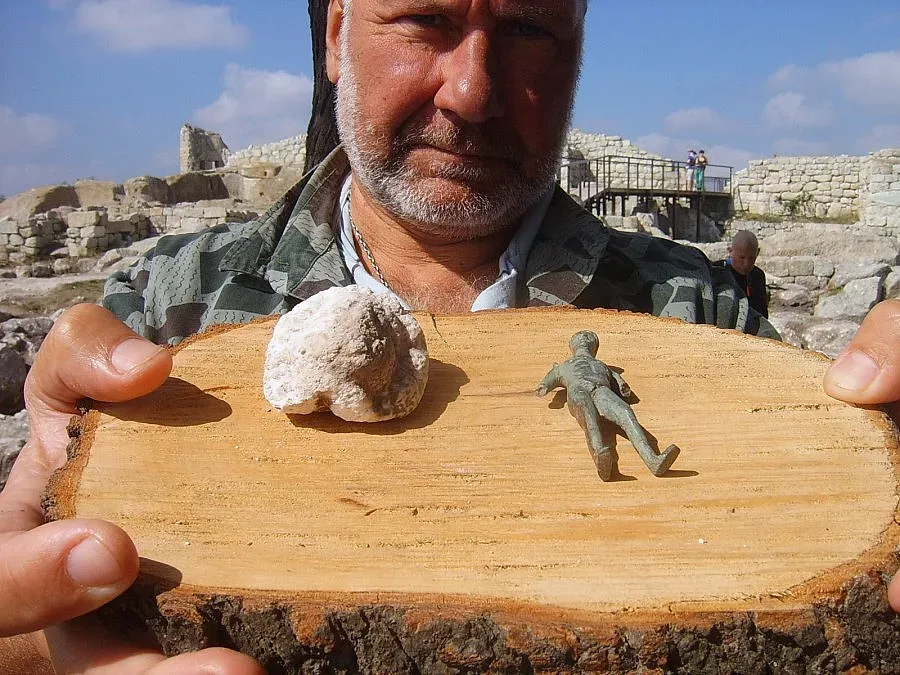 Туристи се разхождат из Акропола на Перперикон