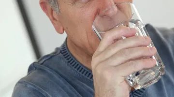 Мъжете с увеличена простата избягват да пият вода