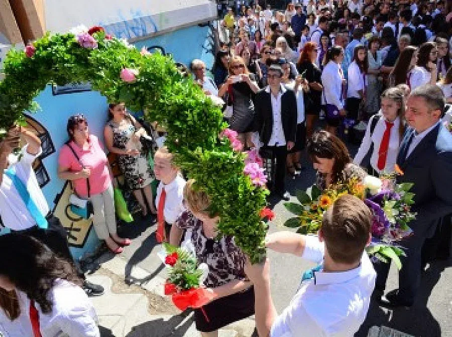 Всяко училище във Варна с барелеф на своя патрон