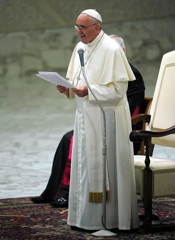 Папата обясни бежанската криза с "бога на парите"