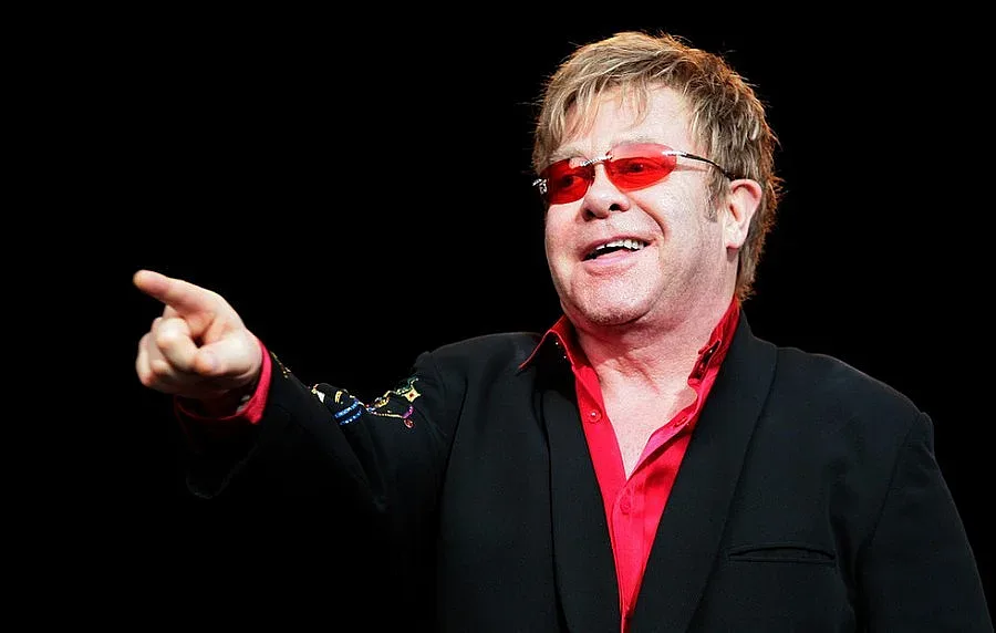 Елтън Джон получил лично обаждане от Путин