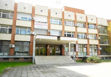 Неправоспособен водач на бус прати моторист в болница