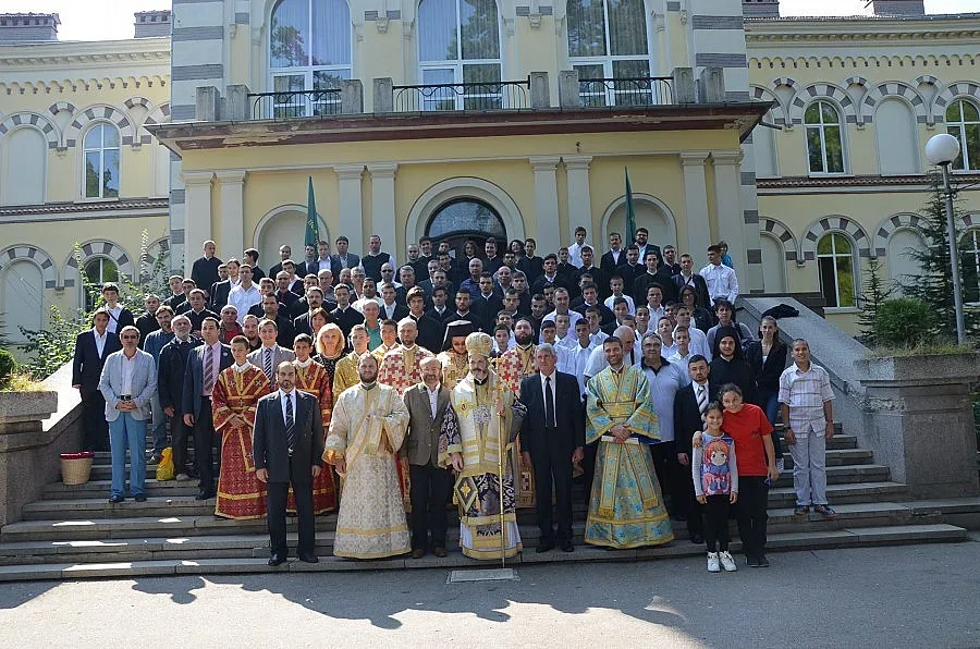 Деца от Молдова, Сърбия и Албания в Семинарията