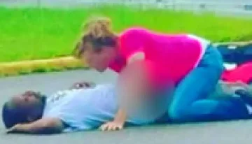 Арестуваха дама за секс върху асфалта на паркинг (ВИДЕО)