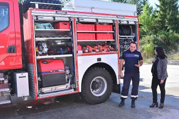 Пожарникари показват как спасяват хора