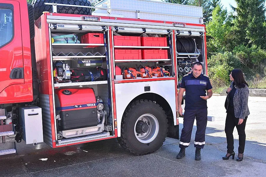 Пожарникари показват как спасяват хора