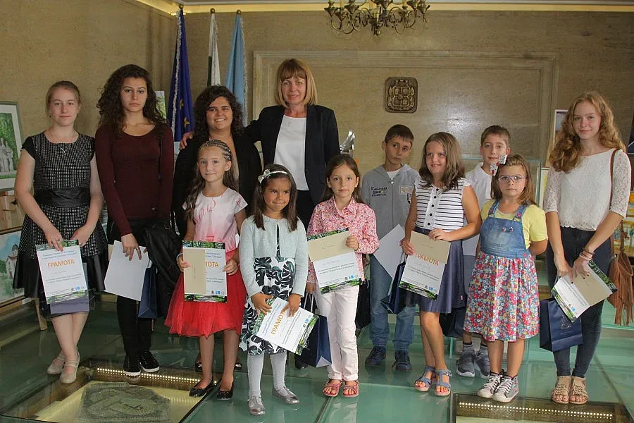 Фандъкова награди деца  от проект за парк "Врана"