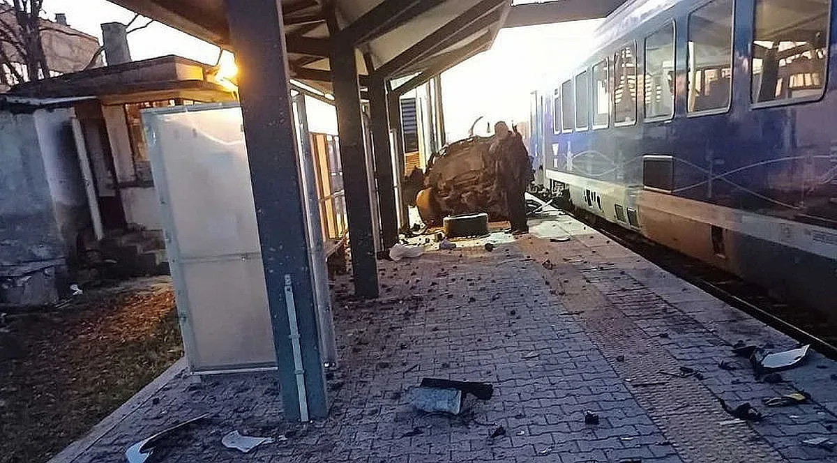 Хаос с влаковете между София и Пловдив! Катастрофа спря движението