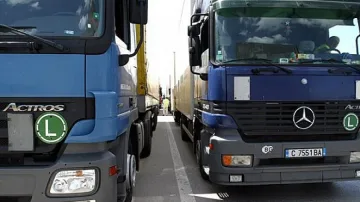 Турски тираджии вкарат мигранти, скрити по осите на камионите