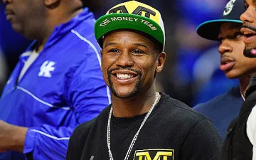 Майуедър се пенсионира с победа