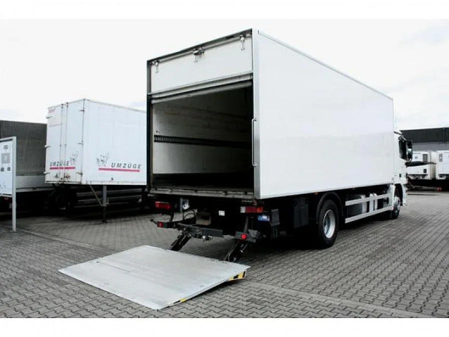 42 мигранти бяха открити в хладилен камион в Австрия