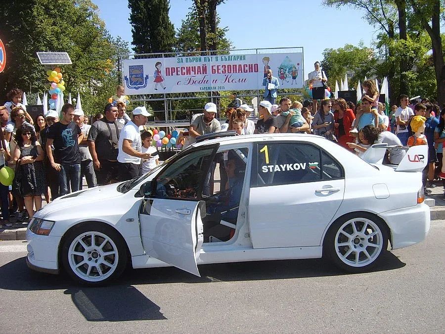 Започна инициативата „Пресичай безопасно с Боби и Кели“ в Кърджали 