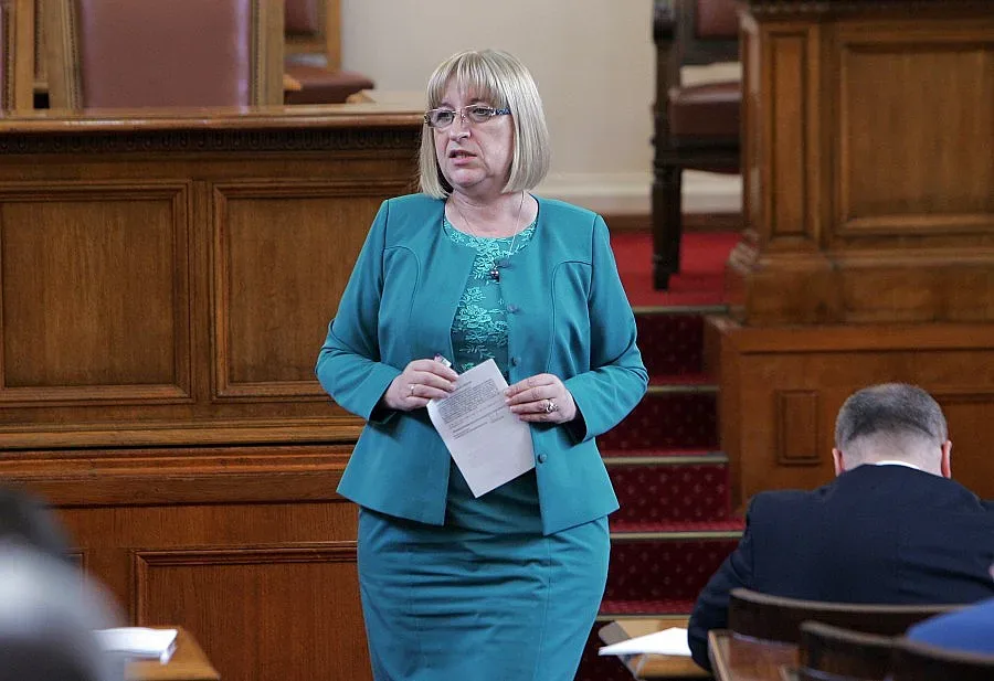 Цачева: Хвърлянето на домати е криминален акт