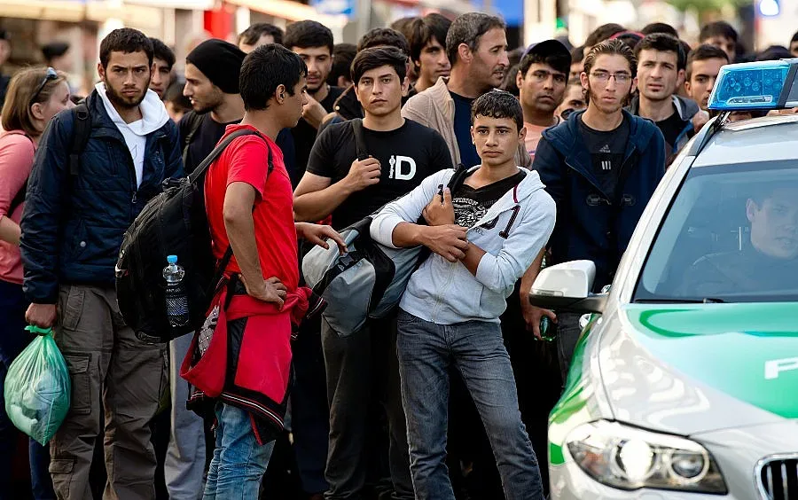 Почетен консул на Франция продавал лодки на бежанци