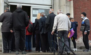 Радост за 330 000 пенсионери от днес. Чакат ги в пощенските станции