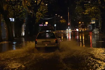 ВИДЕО: Тропически порой заля град Пловдив тази нощ