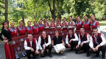 Мъже се надпяват с фолклор в Разлог 