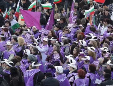 Синдикатите се включват в стачката срещу скъпия ток