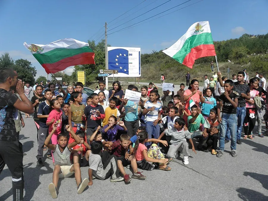 Мирният протест на ромите не стигна до кметството в Гърмен