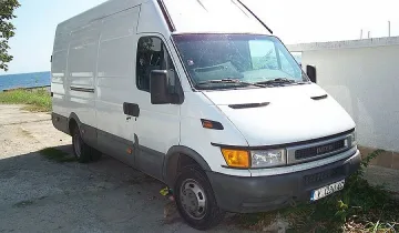 11 месеца затвор за каналджия, превозвал 54 бежанци в микробус